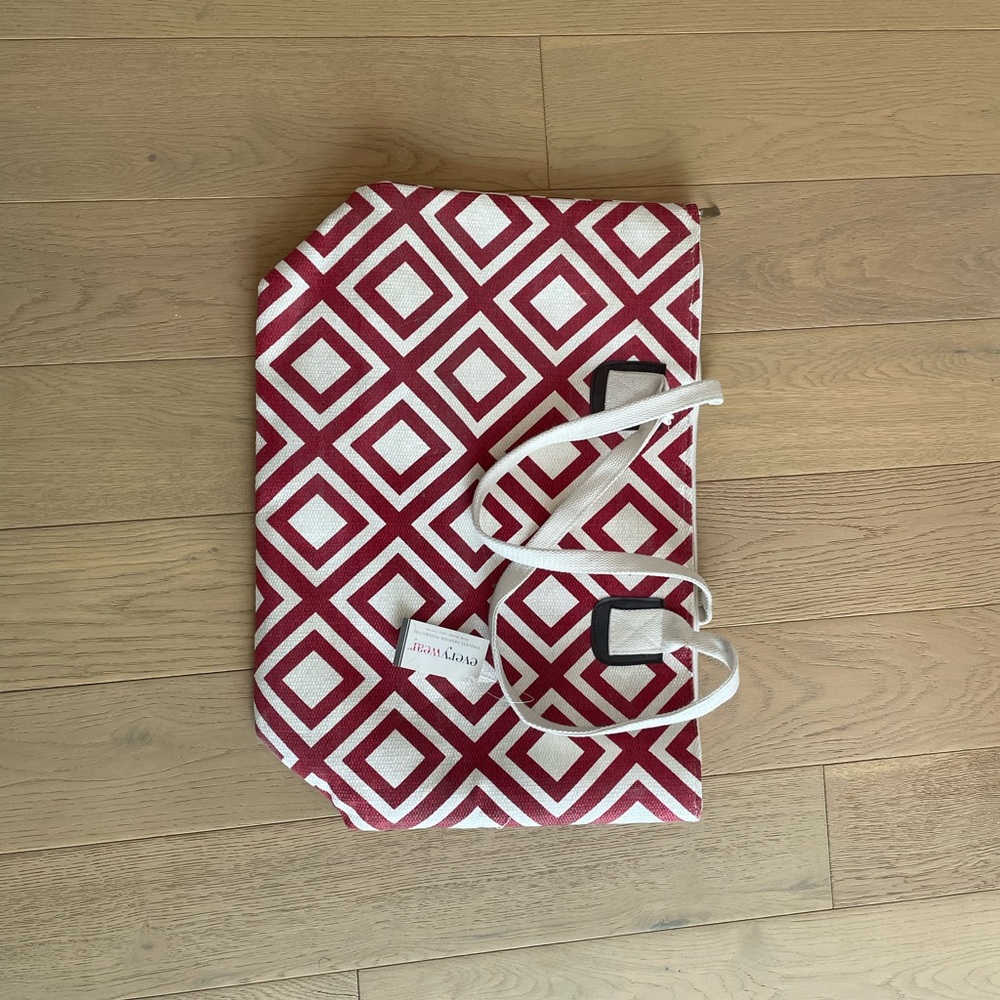 Beach tote with zipper